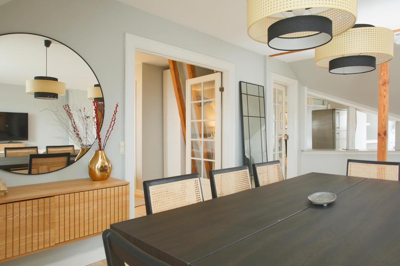 Unique 5 Bedroom W Exposed Beams In Lägenhet