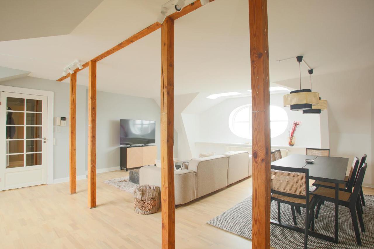 Unique 5 Bedroom W Exposed Beams In Lägenhet